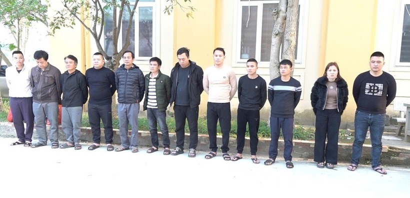 Số đối tượng đánh bạc bị bắt giữ. (Ảnh: Công an tỉnh Nghệ An)