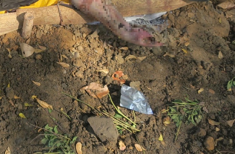 Thi thể nạn nhân trôi ở rạch Giồng Ông Tố. Ảnh: Người Lao Động.