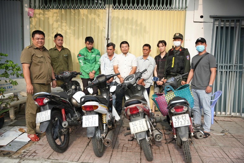 Cảnh sát bắt băng trộm và thu giữ hàng chục bao đựng chó, mèo. Ảnh: PLO.