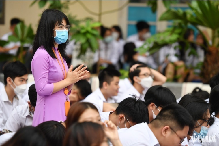 Giáo viên và học sinh Hà Nội trong ngày khai giảng năm học mới. (Ảnh: VietNamNet).
