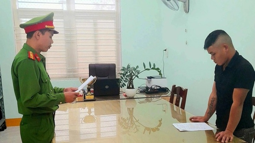 Công an đọc quyết định khởi tố bị can Nguyễn Khánh. Ảnh: Thanh Niên