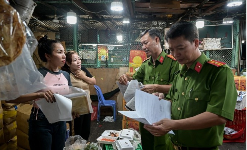 Hồi đầu năm 2025, lực lượng chức năng kiểm tra tại chợ đầu mối nông sản Thủ Đức. Ảnh: VietNamNet.