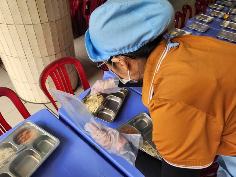 Việc chuẩn bị giờ ăn bán trú tại một trường tiểu học có dùng suất ăn của Sago Food, ảnh chụp hồi tháng 11/2025. Ảnh: Thanh niên