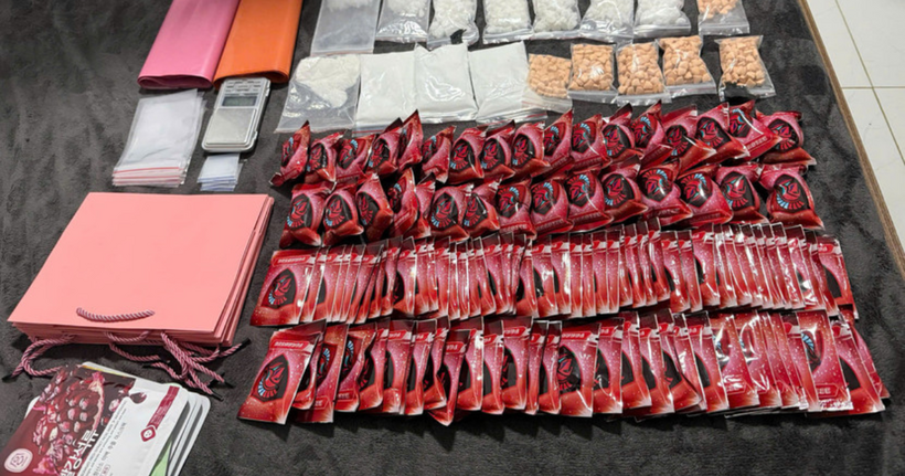 Các loại ma túy gồm: "thuốc lắc", "nước vui", ketamine... bị thu giữ. (Ảnh: Thùy An)