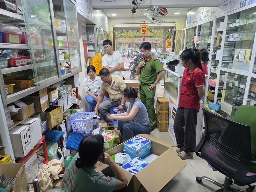 Lực lượng chức năng làm việc tại cơ sở y tế. Ảnh: Tiền Phong.