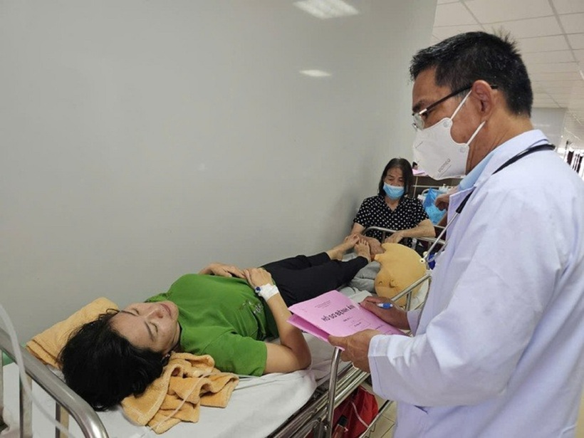 Kết quả xét nghiệm cho thấy vi khuẩn Salmonella spp và Escherichia coli có trong nhân bánh mì chính là tác nhân gây ra vụ ngộ độc. Ảnh: Người Lao Động.