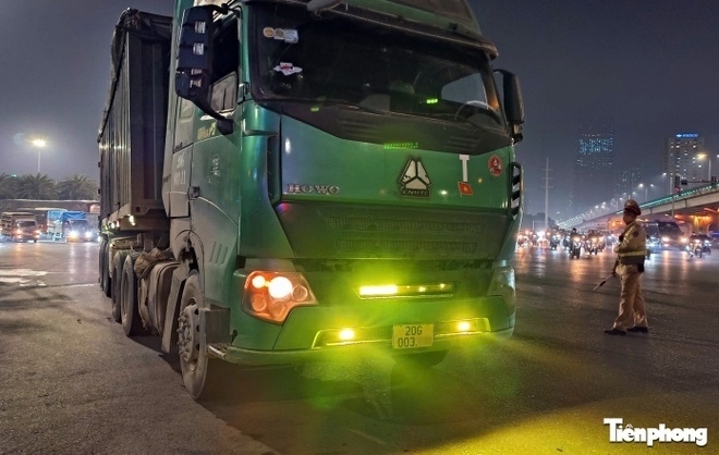 Những chiếc xe tải lắp thêm đèn chiếu sáng công suất lớn khiến người đi ngược chiều bị chói mắt. (Ảnh: Tiền Phong).