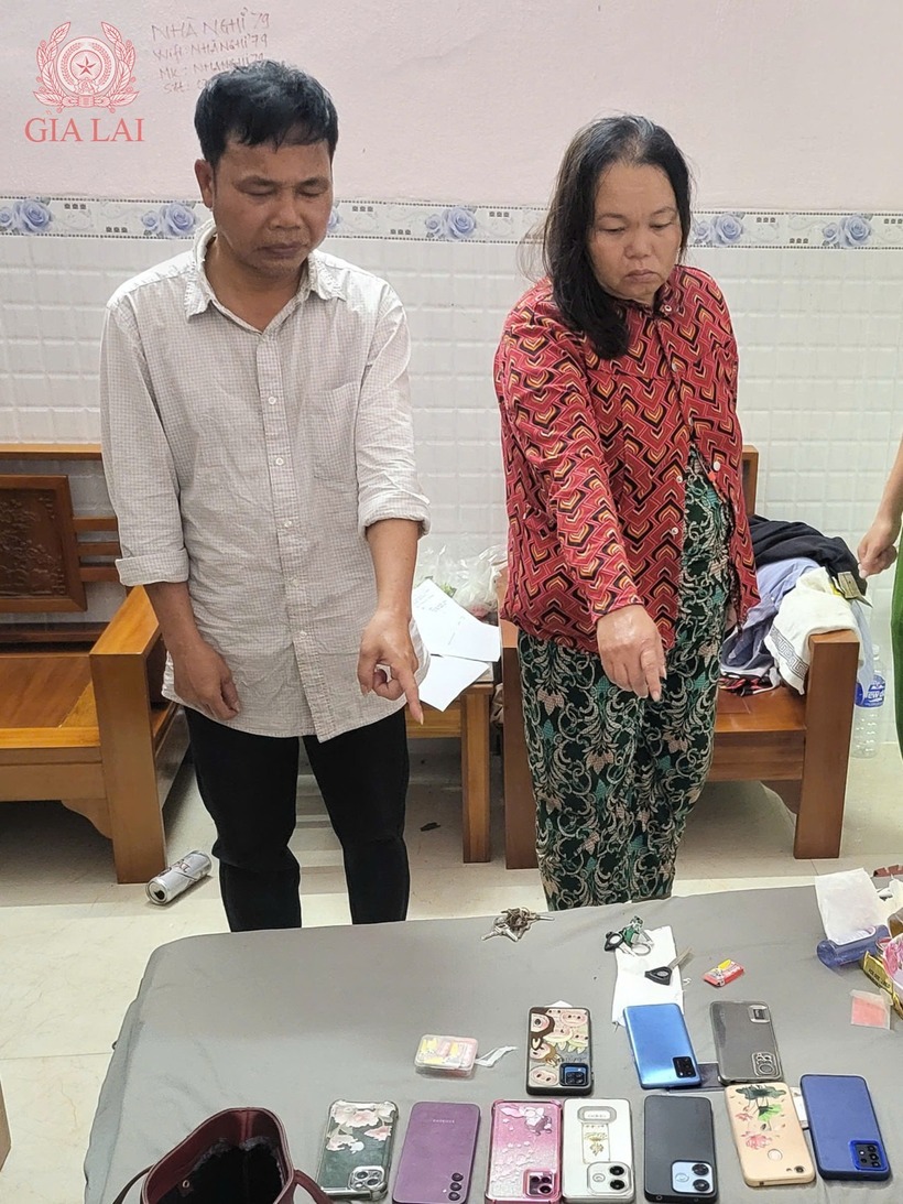 Hai đối tượng và tang vật. Ảnh Công an tỉnh Gia Lai.