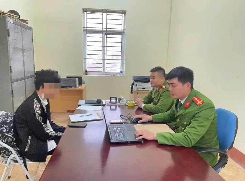 Cháu P.V.D. tại cơ quan công an. Ảnh: Công an tỉnh Lào Cai.