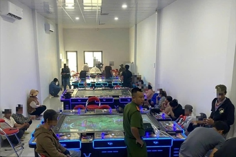 Triệt phá tụ điểm đánh bạc "núp bóng" tiệm game bắn cá. Ảnh: Báo Người lao động.