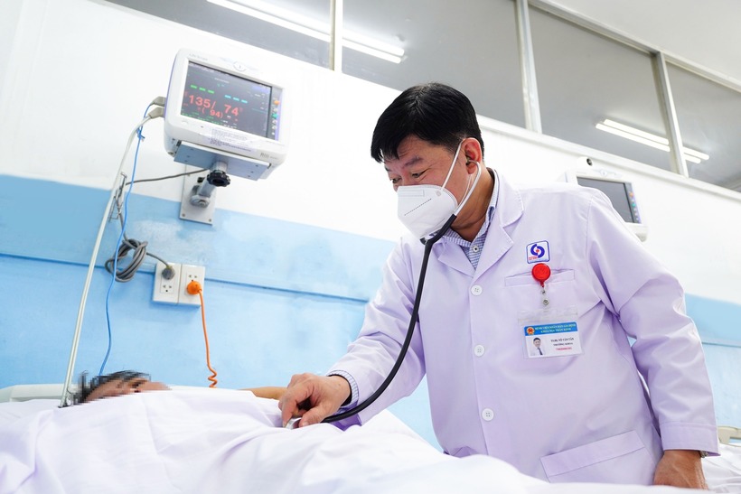 Bác sĩ thăm khám cho bệnh nhân. Ảnh: NLĐ.