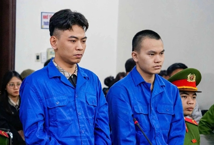 Nguyễn Văn Thiên (bên trái) và Nguyễn Long Vũ tại phiên toà. Ảnh: Báo Người lao động.