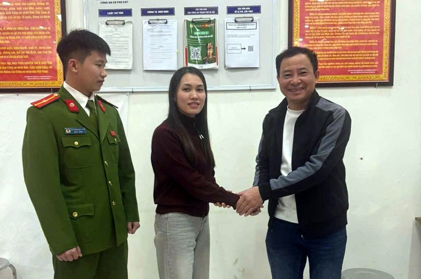 Công an xã hỗ trợ anh Nguyễn Văn Kiên nhận lại đầy đủ số tiền hơn 2 tỷ đồng từ chị Hà Thị Kim Thoa dưới sự chứng kiến của các bên. (Ảnh: VietNamNet).