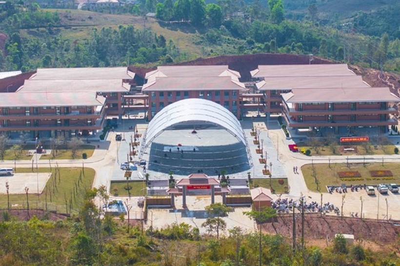 Trên diện tích 6,88 ha, Si Pa Phìn là ngôi trường đầu tiên về đích ngoạn mục, trong chiến dịch xây 248 trường học vùng biên giới theo Thông báo số 81-TB/TW của Bộ Chính trị và Nghị quyết số 298/NQ-CP của Chính phủ.