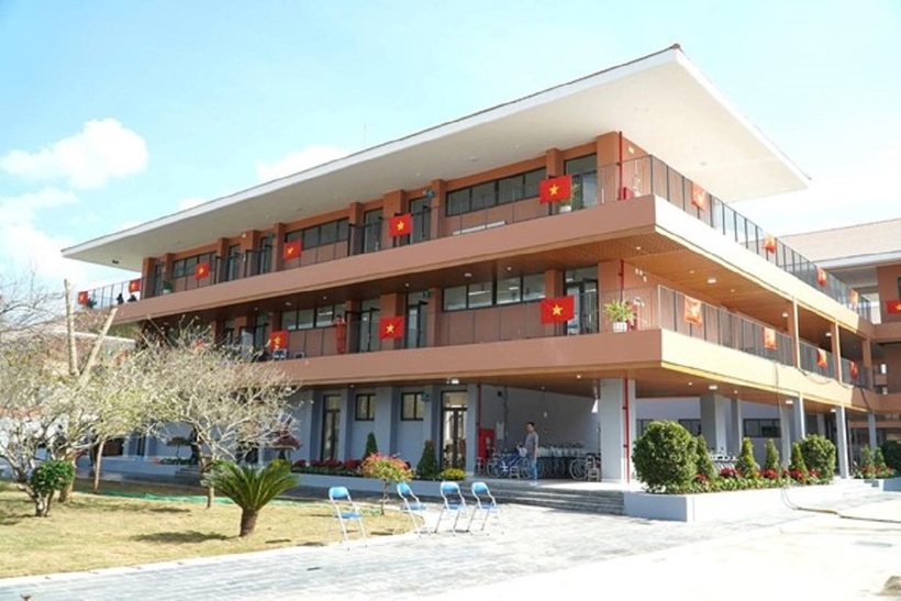 Trước đây, con đường đến lớp của học sinh xã Si Pa Phìn (Điện Biên) gập ghềnh, gian nan khi các thôn bản nằm rải rác, cách xa nhau, mùa mưa đường đến trường càng thêm nguy hiểm bởi nguy cơ lũ quét. Nay, trường mới được đầu tư khu nội trú với 120 phòng dành cho học sinh và 15 phòng công vụ cho giáo viên đã góp phần giải bài toán ăn ở, sinh hoạt tập trung, tạo điều kiện để thầy và trò yên tâm dạy và học.