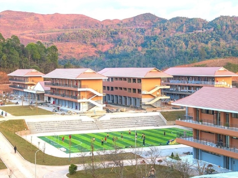 Để xây nền tảng cho thế hệ người Việt Nam mới có đủ thể lực để làm việc, cống hiến, ngôi trường hiện đại đã trang bị đầy đủ hệ thống chăm sóc sức khỏe như sân bóng, bể bơi… Ngoài giờ học, thầy và trò có điều kiện vận động, nâng cao sức khỏe, phát triển thể lực, gắn kết với nhau. Đây là không gian rèn thể lực “đáng mơ ước” của ngay cả những trường học chuẩn quốc gia tại miền xuôi.