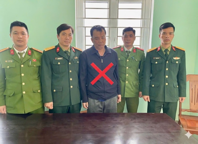 Công an phường Nguyệt Viên bàn giao đối tượng Nguyễn Văn Phương cho Cục Điều tra hình sự, Bộ Quốc Phòng. Ảnh: Công an tỉnh Thanh Hóa.