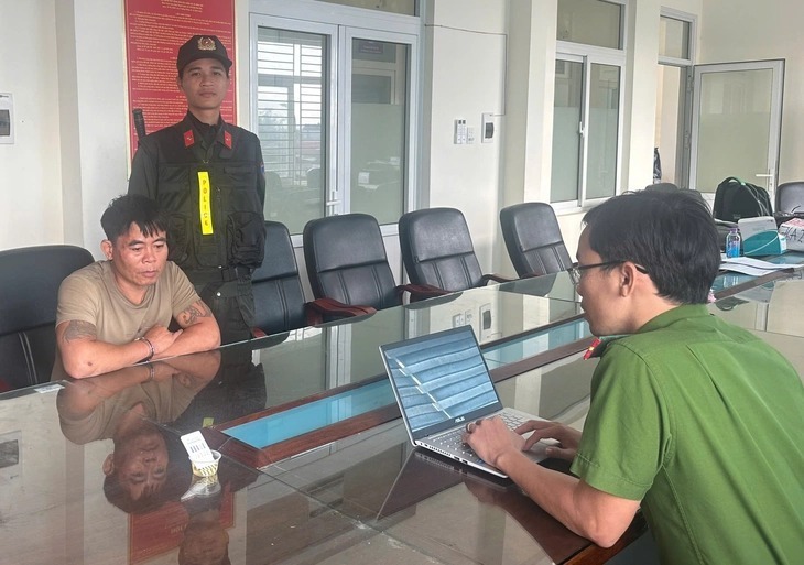 Bắt người đàn ông đào hầm trú ẩn để tổ chức sử dụng ma túy. Ảnh: Báo Tuổi trẻ.