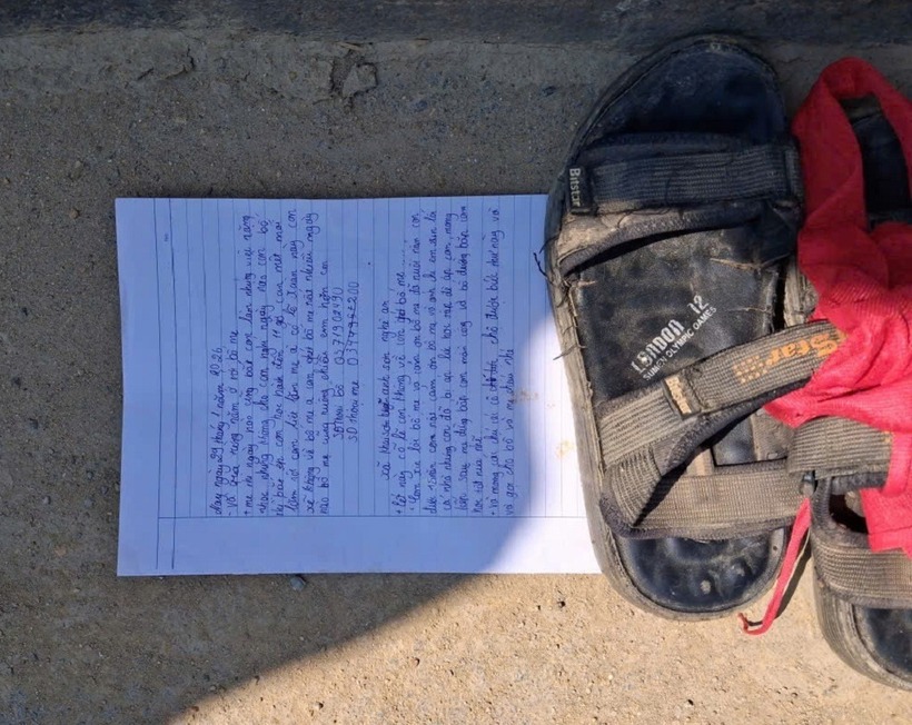 Lá thư và đồ dùng của học sinh để lại trên cầu. Ảnh: Vietnamnet.