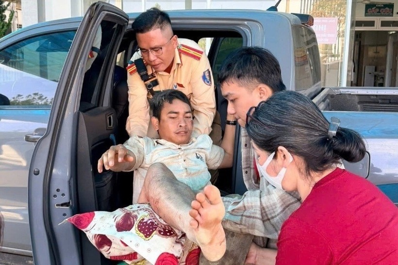 Lực lượng CSGT dùng xe đặc chủng chở người dân đến bệnh viện. (Ảnh: Tiền phong)