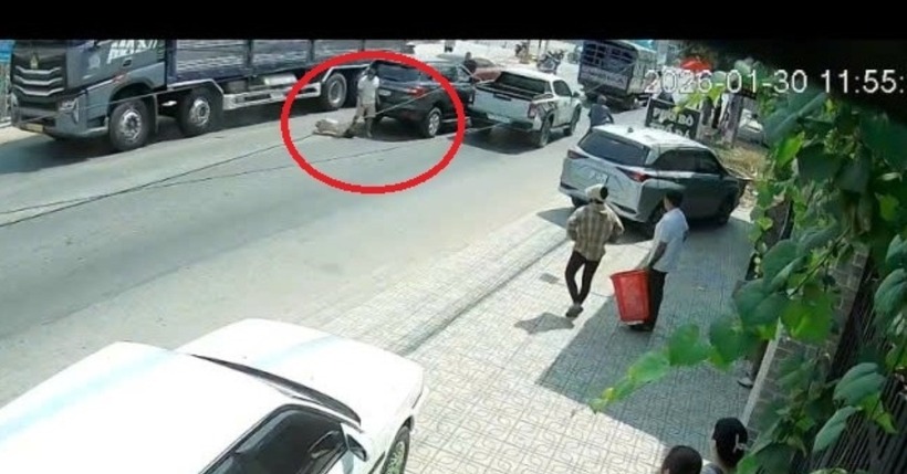 Người lái xe bán tải bất ngờ lao vào, liên tục đấm, đá tài xế xe 7 chỗ, khiến nạn nhân ngã gục tại chỗ. Ảnh: Vietnamnet.