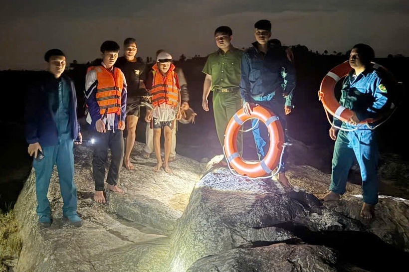 Lực lượng chức năng giải cứu 2 nam sinh đưa lên bờ an toàn. (Ảnh: Dân trí)