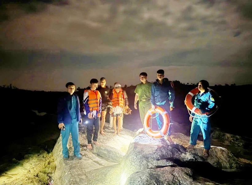 Sau hơn 2 giờ nỗ lực cứu nạn, lực lượng chức năng đã đưa thành công 2 nam sinh lên bờ an toàn. Ảnh: Báo Dân trí.
