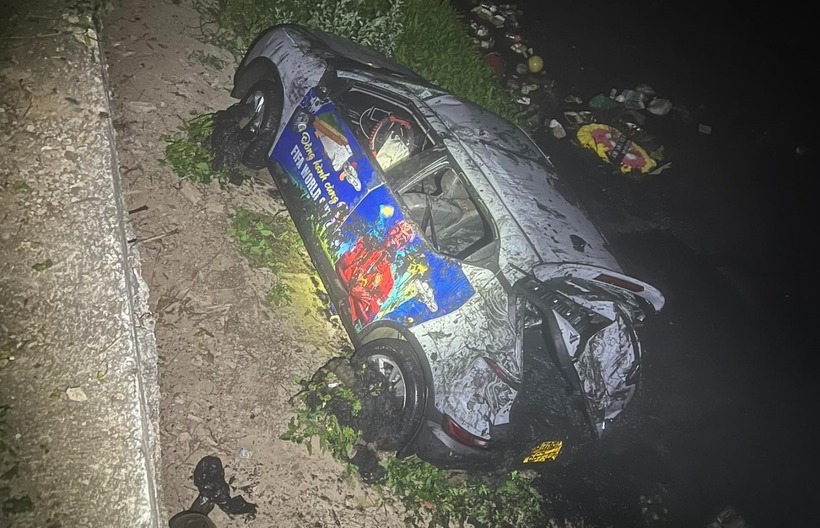 Taxi sau khi được trục vớt lúc rạng sáng 31/1. (Ảnh: VnExpress)