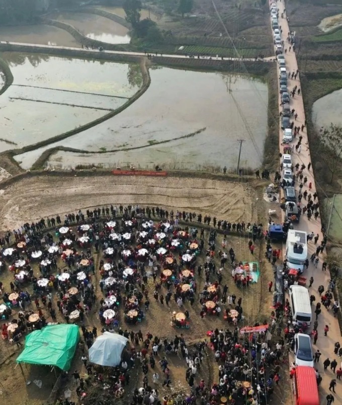 Cảnh tắc đường ở làng Qingfu, quận Hợp Xuyên, Trùng Khánh vì 10.000 lượt khách đến ăn "đụng lợn", hôm 11/1. Ảnh:&nbsp;World Journal