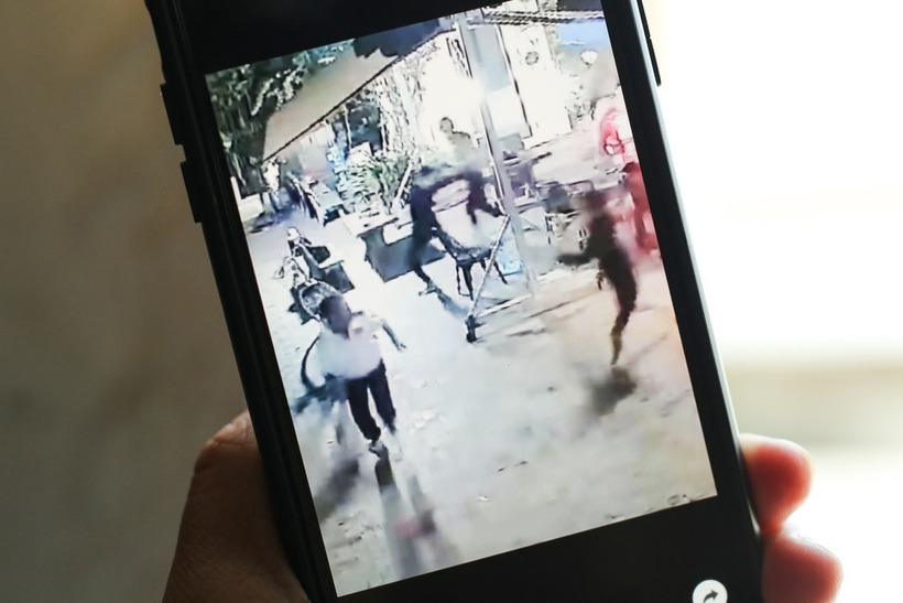 Nhóm thanh thiếu niên đuổi đánh bảo vệ khu đô thị. Ảnh: Dân trí