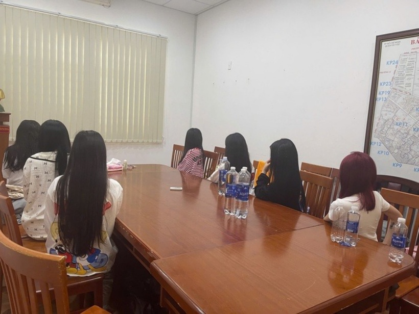 Các cô gái bị đưa về trụ sở. Ảnh: Người Lao Động.