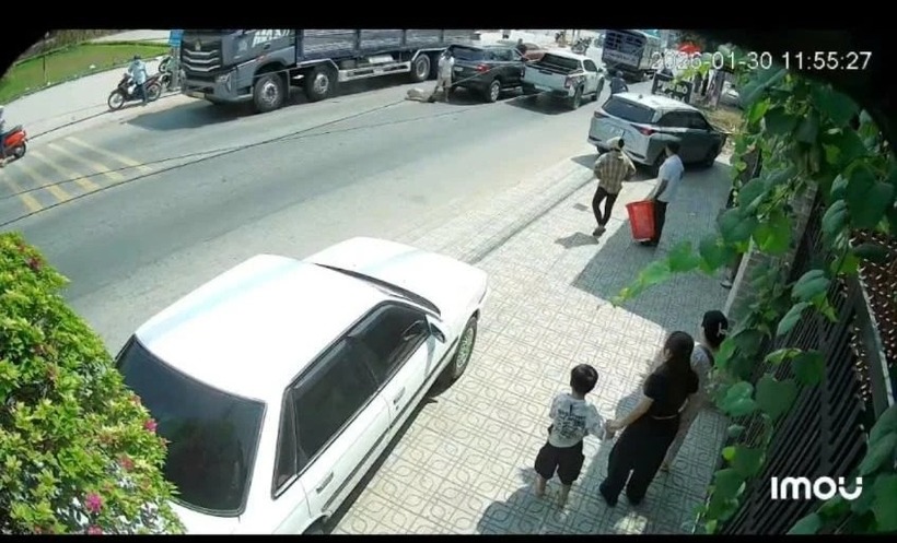 Tài xế xe bán tải đánh người đàn ông lái ô tô 7 chỗ gục giữa đường. (Ảnh: Pháp luật TP.HCM)