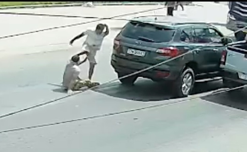 Nhật đánh người lái xe va chạm với xe mình giữa đường. (Ảnh: Tuổi trẻ)