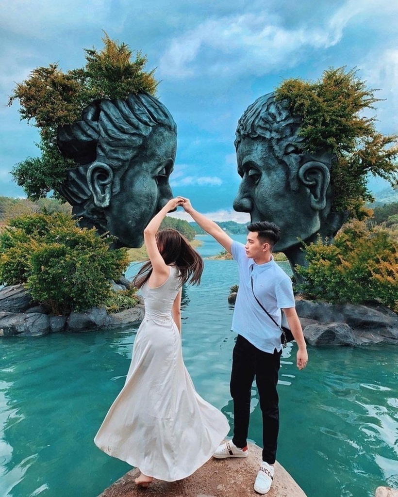 Hồ Vô Cực (hay còn gọi là Nơi Tình Yêu Bắt Đầu) thực chất là một tiểu cảnh nằm trong khu du lịch Đường Hầm Đất Sét (Đường Hầm Điêu Khắc).