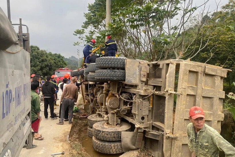 Chiếc xe tải bị lật nghiêng, tài xế mắc kẹt trong cabin. (Ảnh: Công an Tuyên Quang)