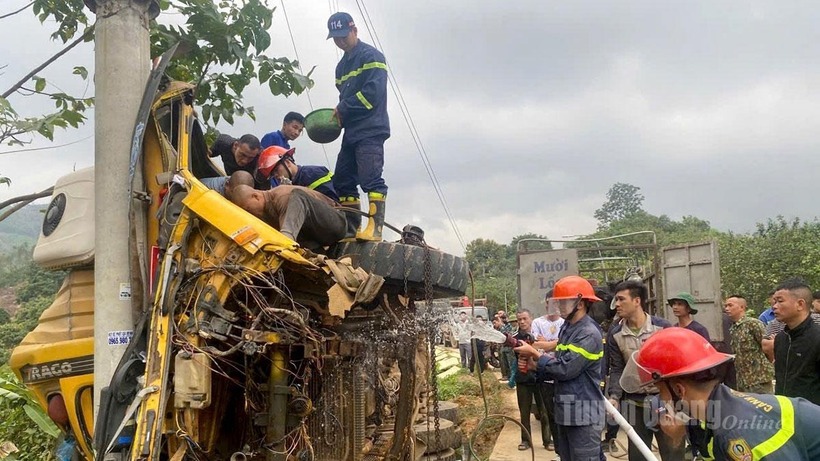 Cán bộ chiến sĩ Phòng Cảnh sát PCCC và CNCH Công an tỉnh khẩn trương tổ chức cứu nạn lái xe bị mắc kẹt. (Ảnh: Báo Tuyên Quang)