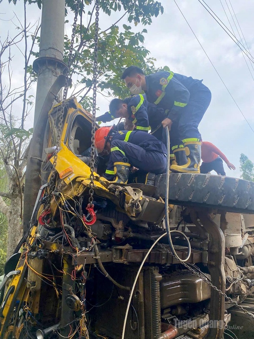 Tài xế được giải cứu an toàn. (Ảnh: Báo Tuyên Quang)