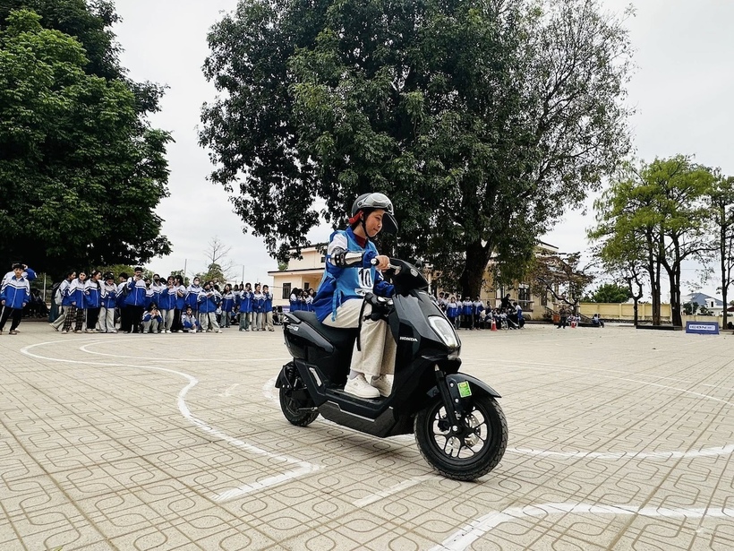 Học sinh hào hứng tham gia thực hành các bài thi liên hình cơ bản. Ảnh CACC