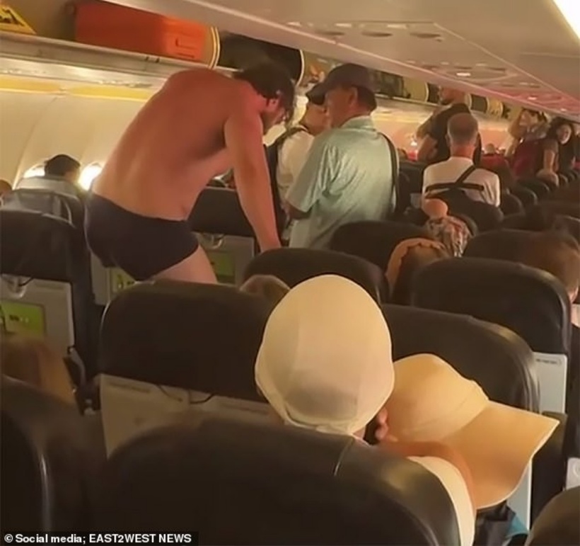 Nam hành khách gây rối trên máy bay.