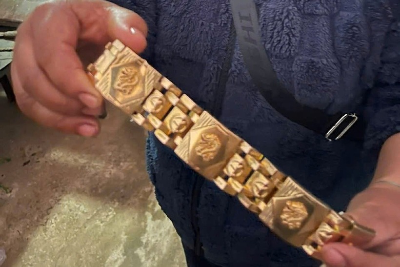 Chiếc lắc tay bằng vàng chị Chiên nhặt được. (Ảnh: UBND xã Vĩnh Thủy)