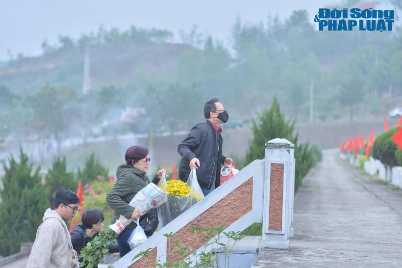 Ngoài bà Thi, bà Mai cũng rất nhiều gia đình khác đến nghĩa trang tảo mộ sớm