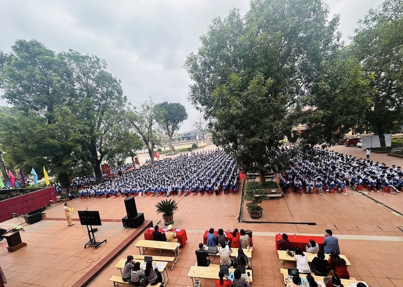 Phòng CSGT Công an tỉnh Thái Nguyên đã phối hợp với đại diện HEAD Vinamotor Phú Bình tổ chức tuyên truyền, hướng dẫn kỹ năng lái xe gắn máy an toàn tại Trường THPT Phú Bình, xã Phú Bình với sự tham gia của gần 2.000 học sinh. Ảnh CACC