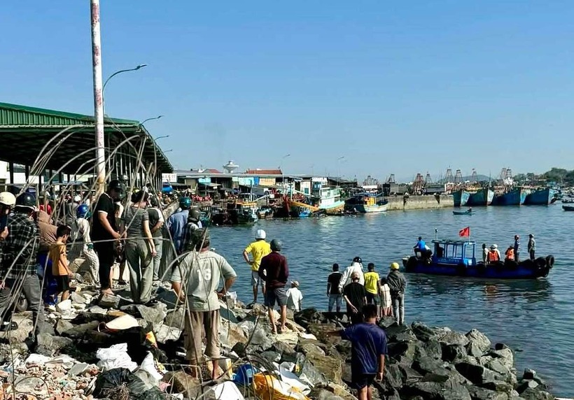 Thi thể của thuyền trưởng được tìm thấy và đưa vào bờ. (Ảnh: Lao động)