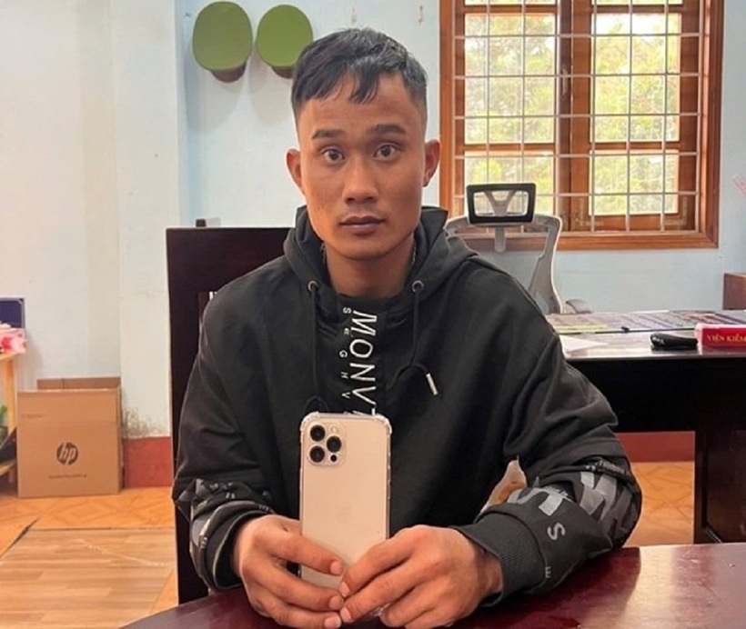 Đối tượng Sưk tại cơ quan Công an, bị bắt để làm rõ hành vi cướp tài sản.