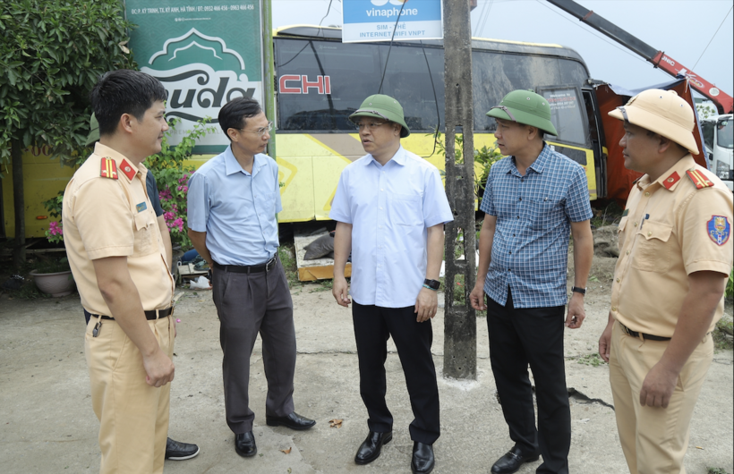 Đoàn công tác của Ủy ban An toàn giao thông Quốc gia kiểm tra hiện trường vụ tai nạn giao thông ở Hà Tĩnh
