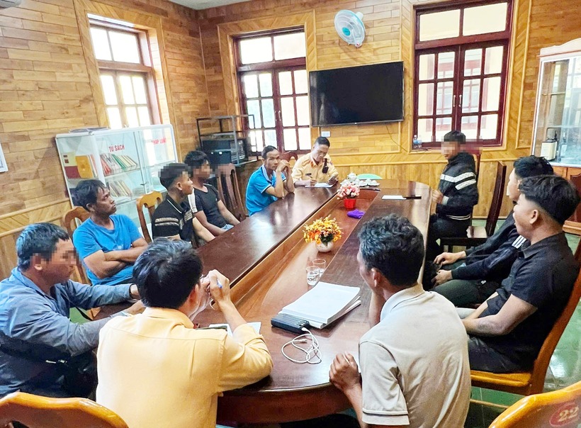 Lực lượng chức năng làm việc với nhóm thanh niên vi phạm. Ảnh: PLO.