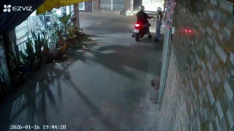 Nam thanh niên chạy xe máy có hành động sàm sỡ cô gái. Ảnh: PLO.