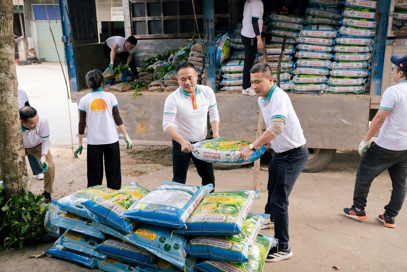 Cùng với cây giống, ABBANK trao tặng 10.000 kg phân bón nhằm hỗ trợ người dân trong giai đoạn đầu chăm sóc cây trồng