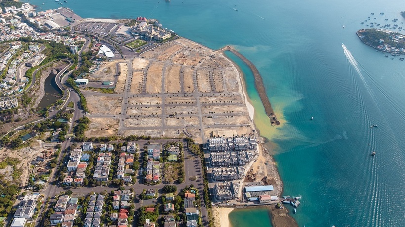 Nằm trên trục đường Trần Phú, Vinhomes Pearl Bay có lợi thế kế biển, song vẫn gắn liền với nhịp đô thị sôi động