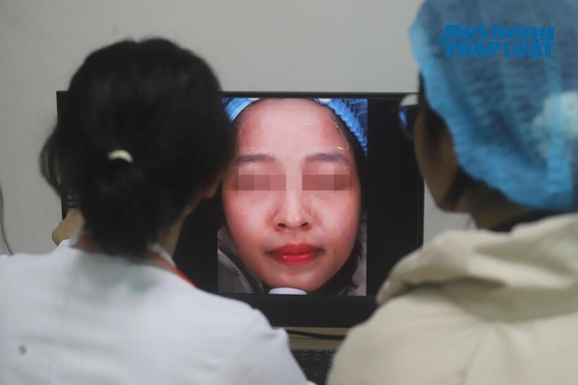 Chị Hồng được kiểm tra da trước khi thực hiện các bước làm đẹp tiếp theo